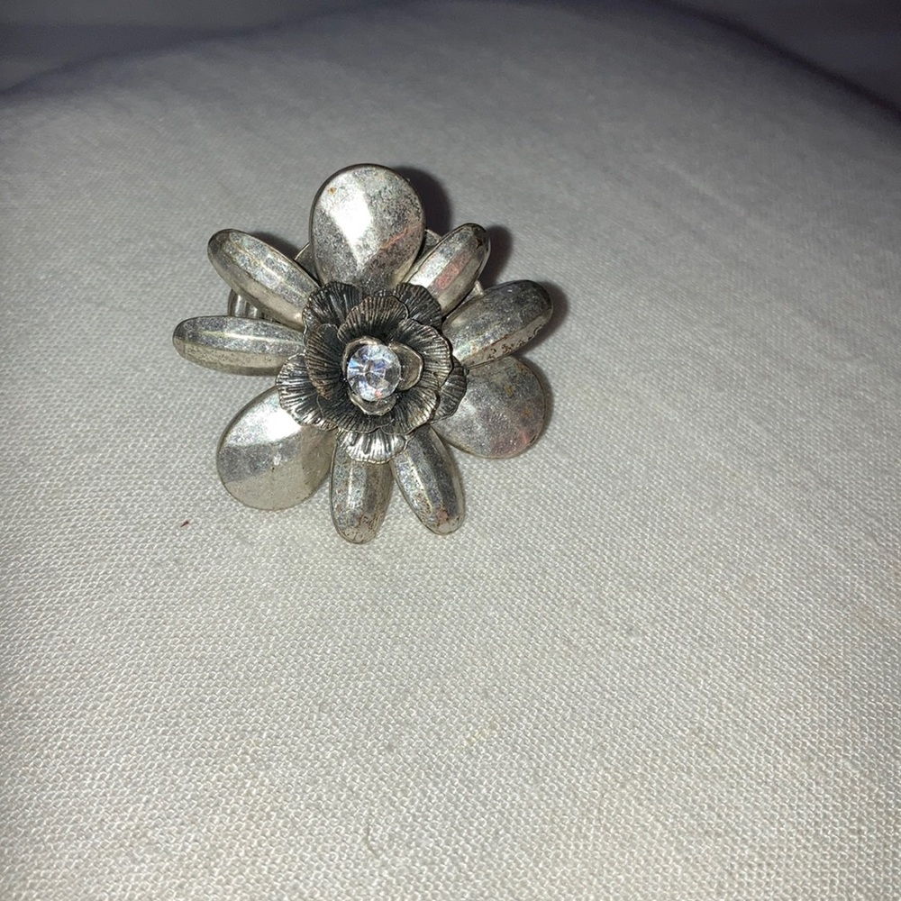 Daisy Silver Tone Stretch Ring With Rhinestone - image 1